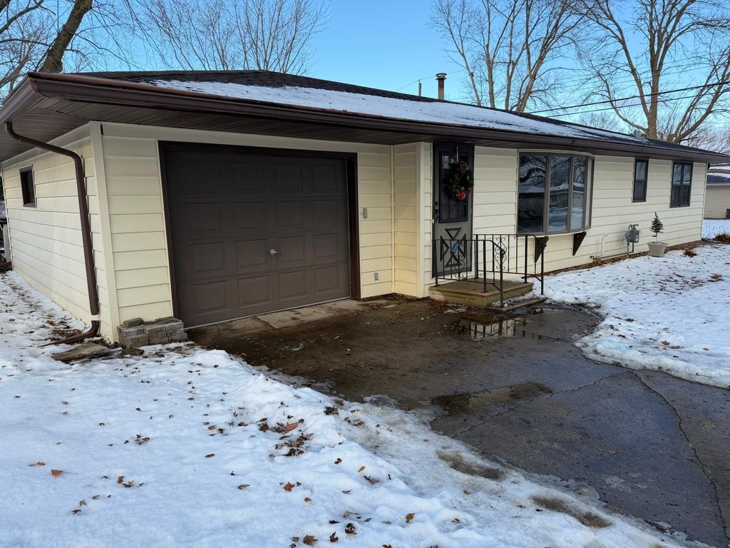 Photo of 1006 Rosehill Drive, Albert Lea, MN 56007 (MLS # 7000992)