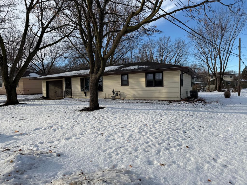 Photo of 1006 Rosehill Drive, Albert Lea, MN 56007 (MLS # 7000992)