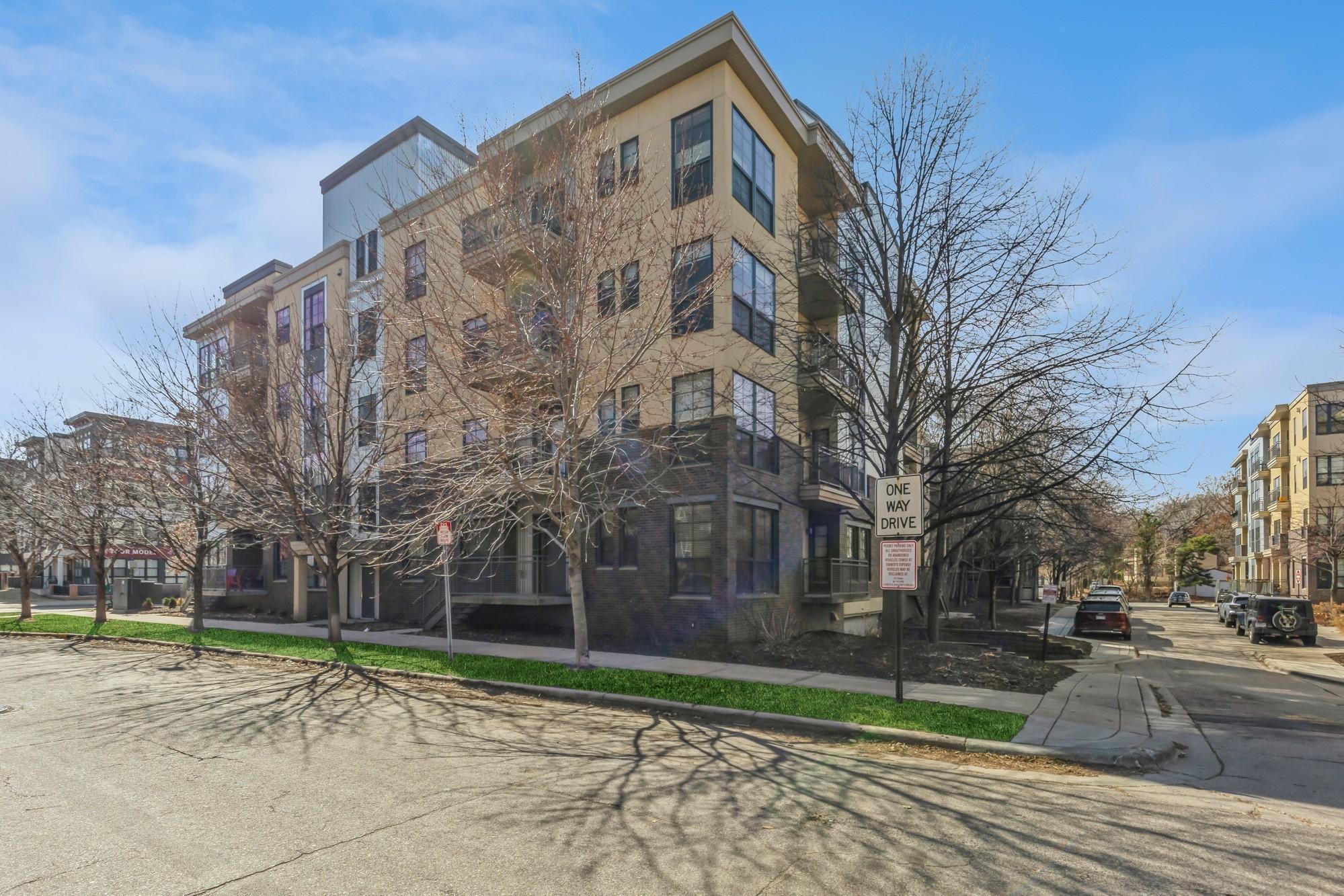 2565 Franklin Avenue 302