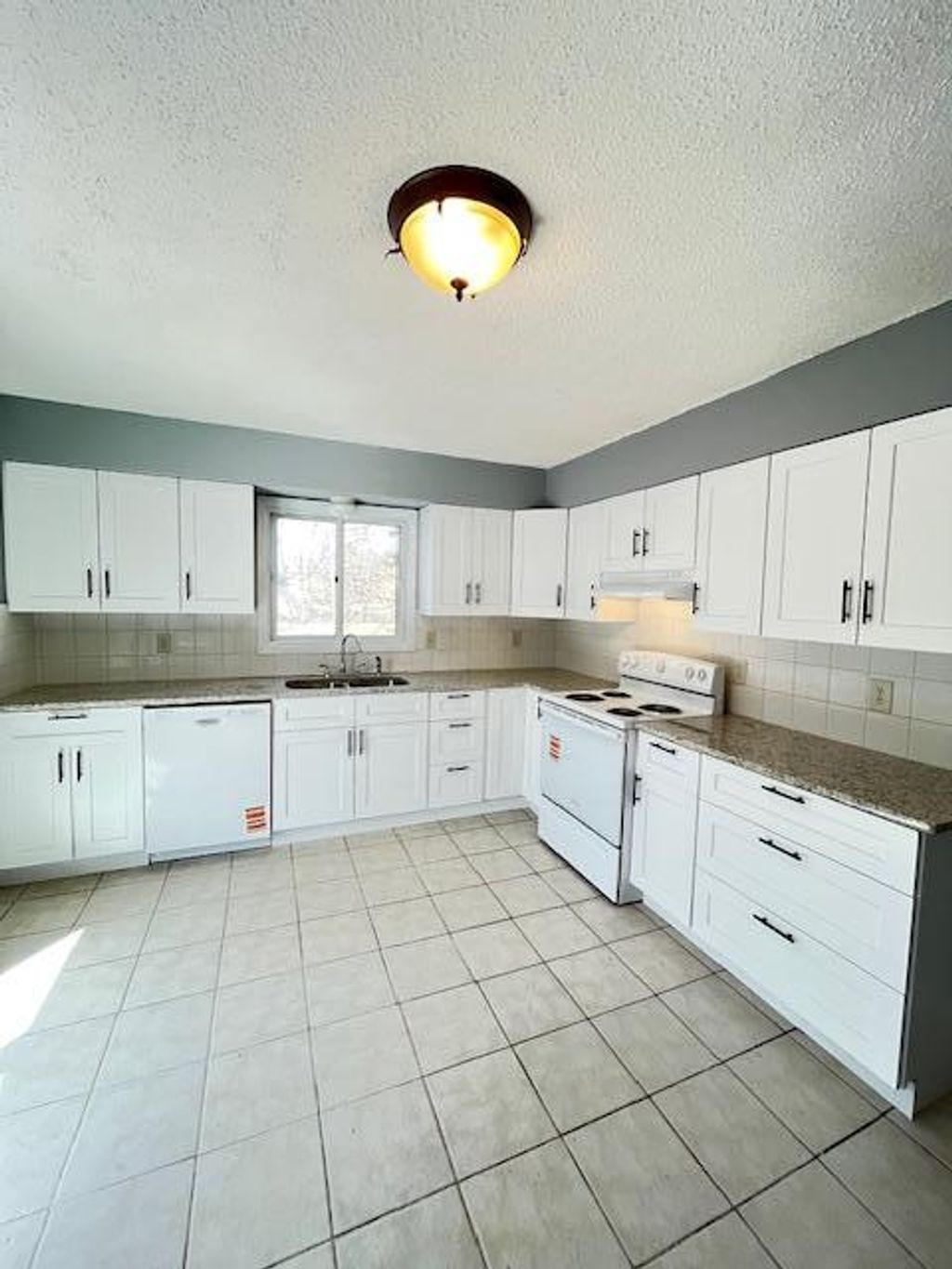 Photo of 760 Larpenteur Avenue E, Saint Paul, MN 55117 (MLS # 7061366)