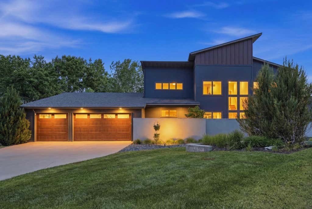 Photo of 2229 Wall Street, Eagan, MN 55122 (MLS # 7058398)