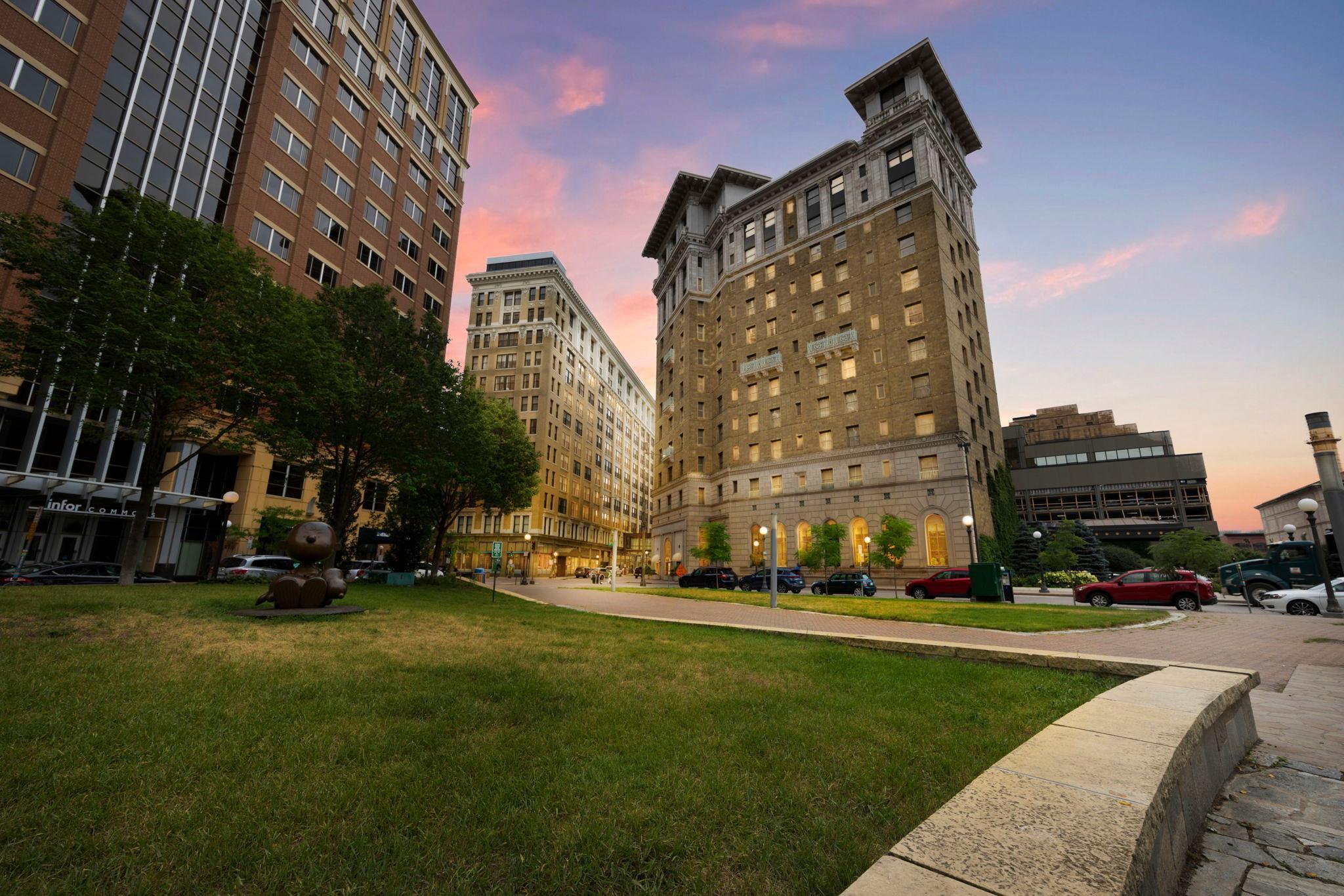 350 Saint Peter Street 1009