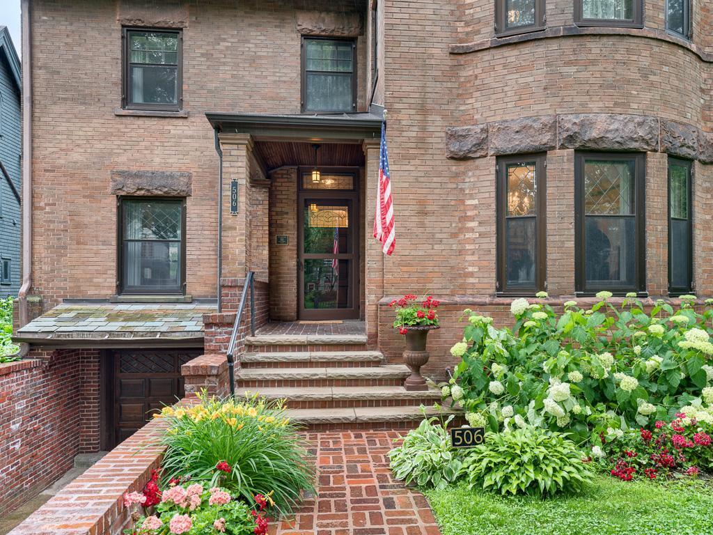 506 Grand Hill