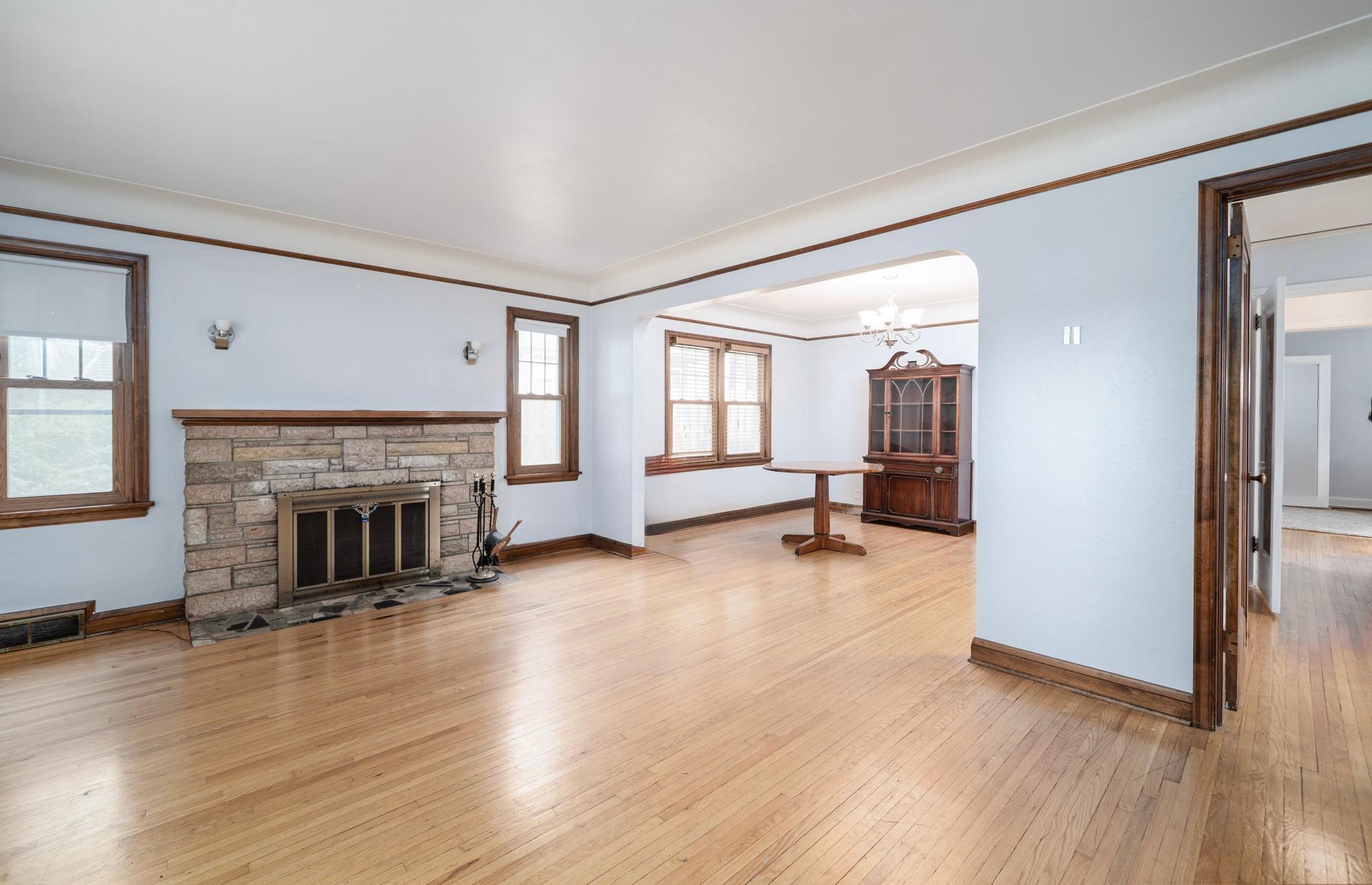 899 Parkview Avenue