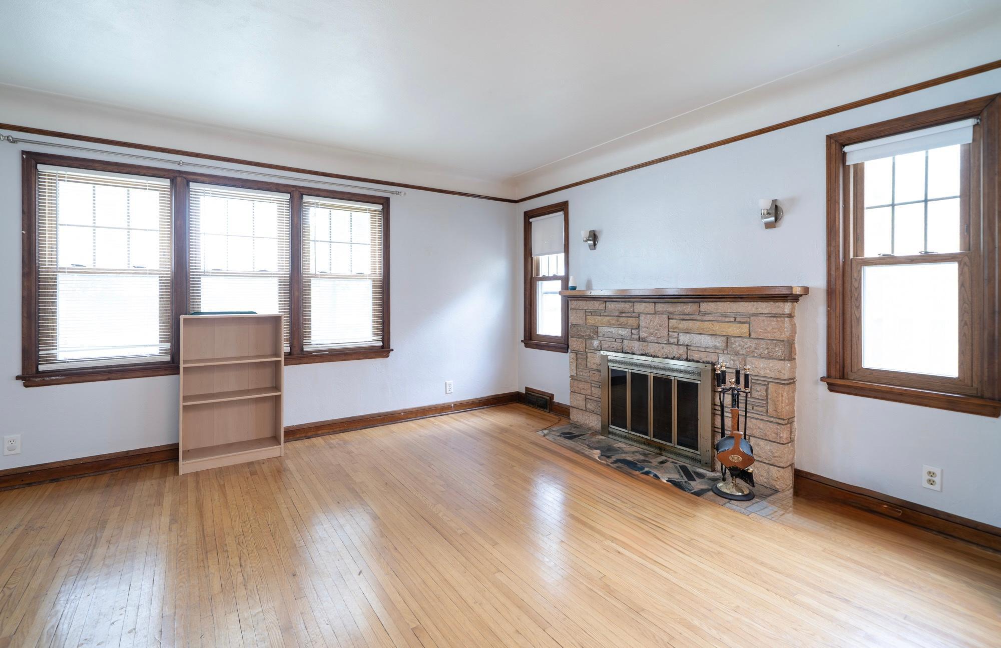 899 Parkview Avenue