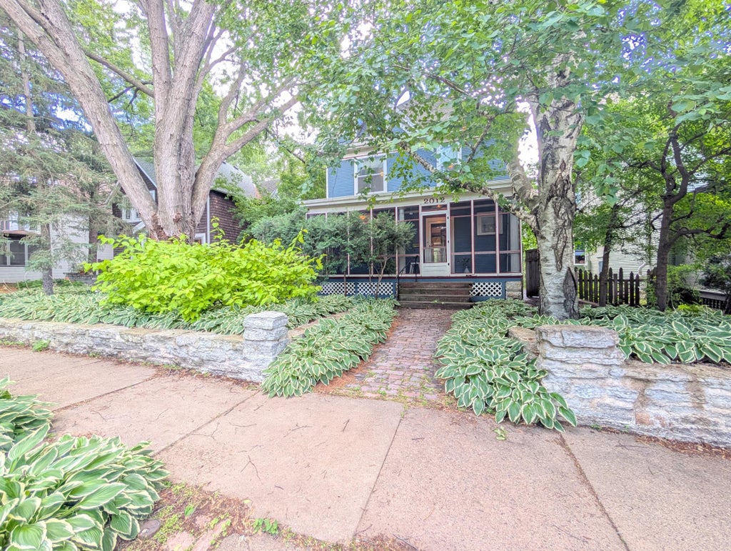 Photo of 2012 Iglehart Avenue, Saint Paul, MN 55104 (MLS # 6785972)