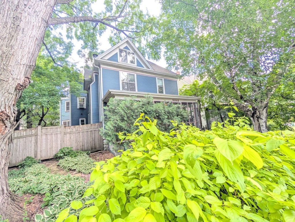 Photo of 2012 Iglehart Avenue, Saint Paul, MN 55104 (MLS # 6785972)