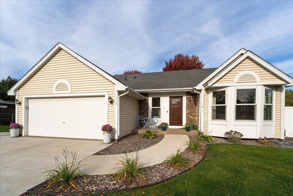Photo of 565 Coventry Parkway, Eagan, MN 55123 (MLS # 7161917)