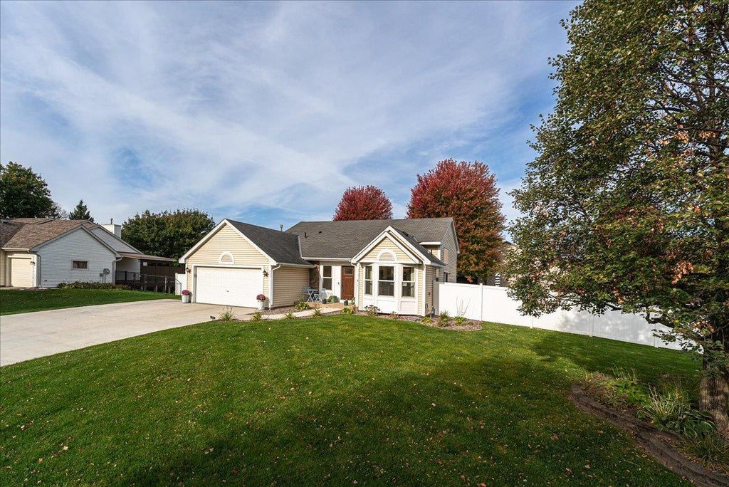 Photo of 565 Coventry Parkway, Eagan, MN 55123 (MLS # 7161917)
