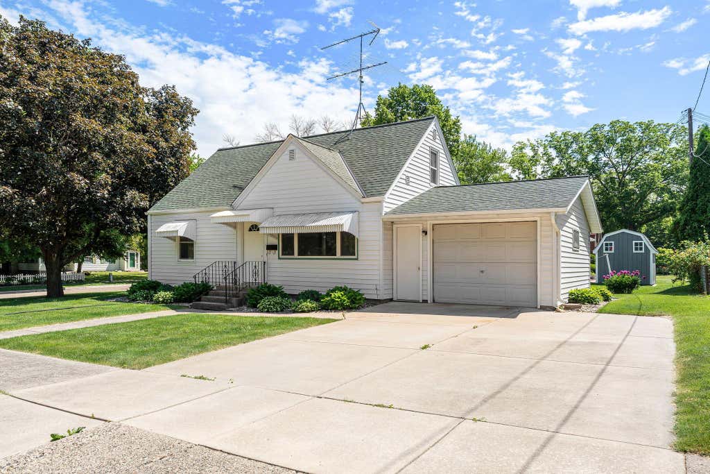 Photo of 227 5th Avenue NE, Faribault, MN 55021 (MLS # 7089559)