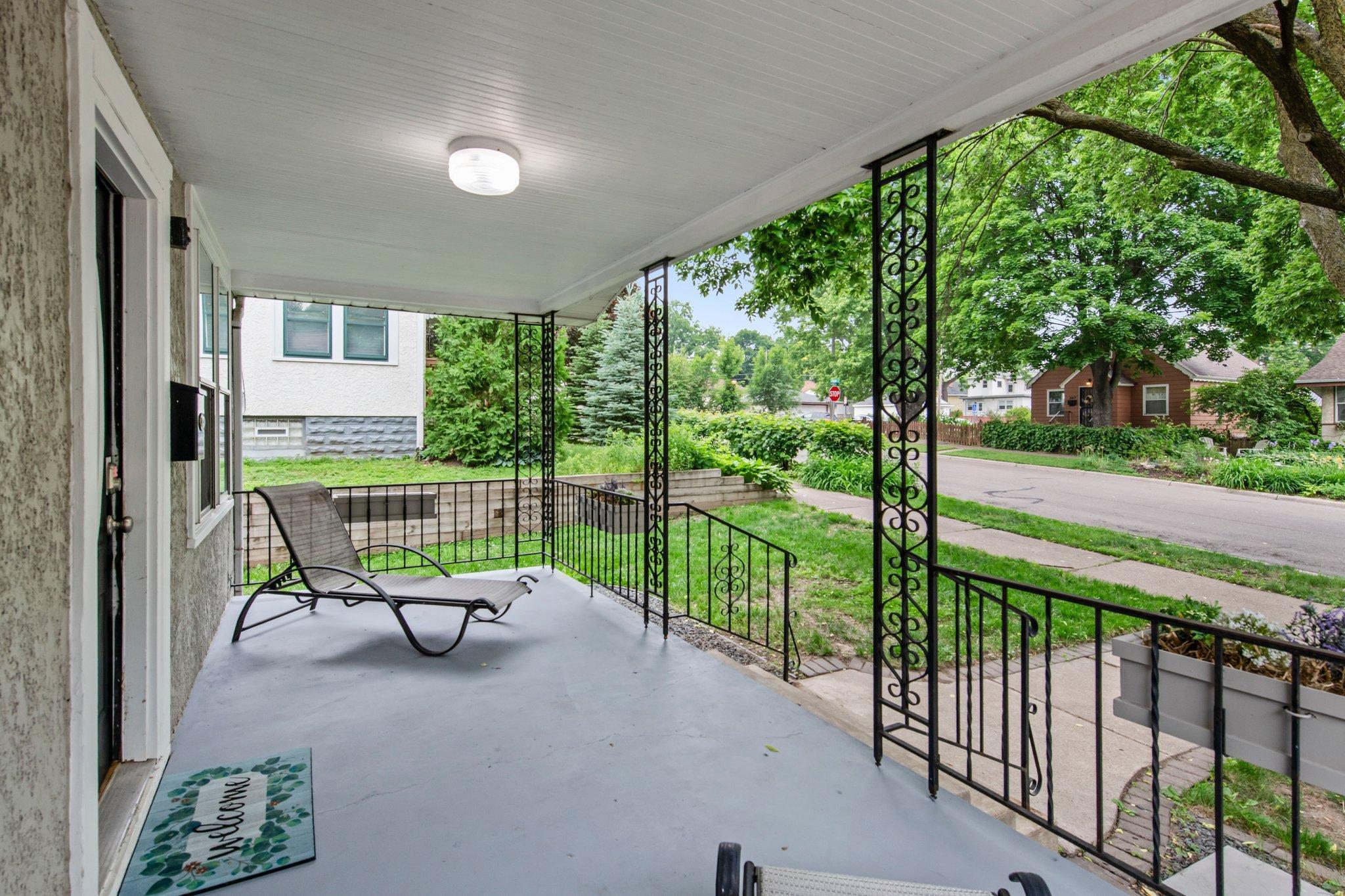 242 Winona Street W