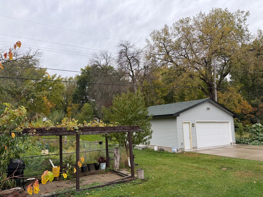 Photo of 1743 White Bear Avenue N, Maplewood, MN 55109 (MLS # 6809954)