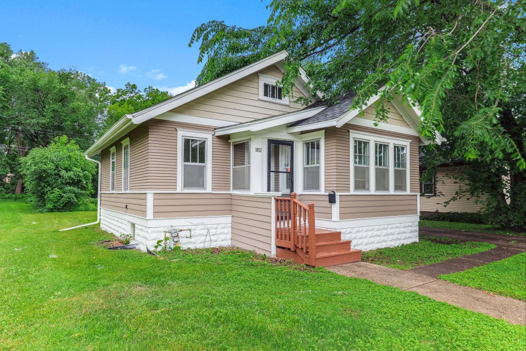 Photo of 1812 Minnehaha Avenue E, Saint Paul, MN 55119 (MLS # 7138695)
