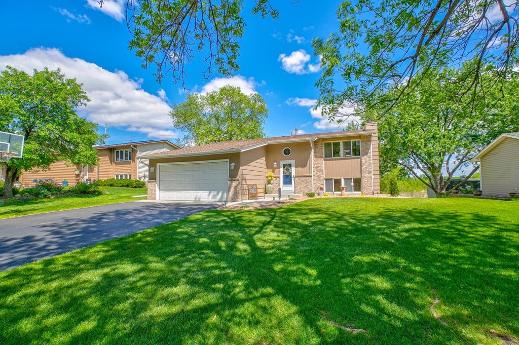 Photo of 6676 Sandlewood Road, Woodbury, MN 55125 (MLS # 7070230)