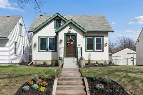 Photo of 4618 Queen Avenue N, Minneapolis, MN 55412 (MLS # 7056824)