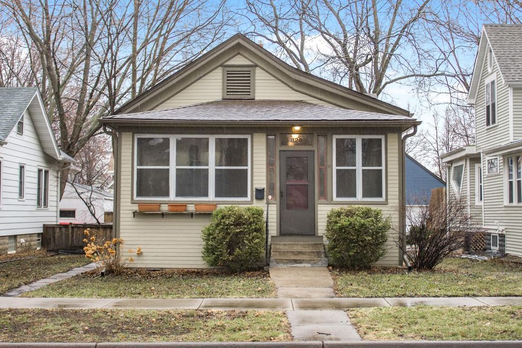Photo of 828 Armstrong Avenue, Saint Paul, MN 55102 (MLS # 7049040)
