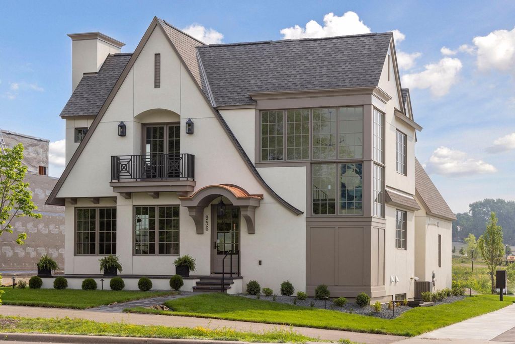 Photo of 956 Mississippi River Boulevard S, Saint Paul, MN 55116 (MLS # 6745648)