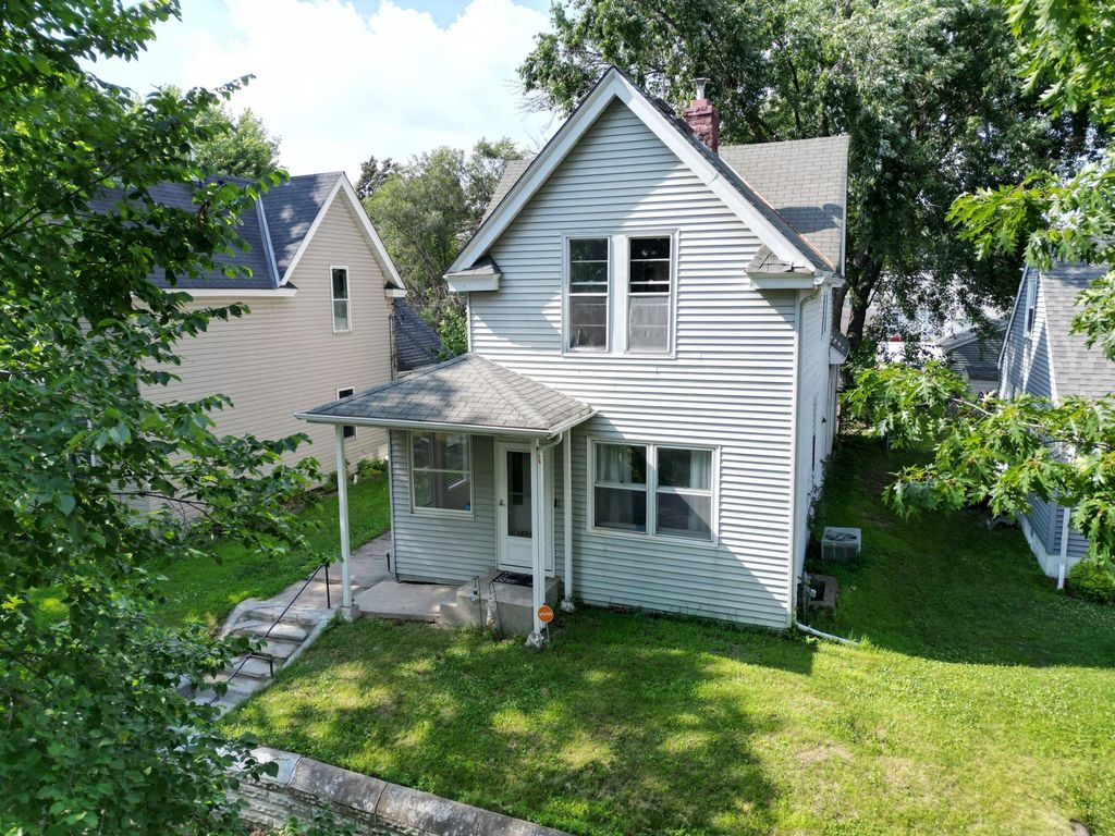 Photo of 1651 4th Street E, Saint Paul, MN 55106 (MLS # 7003449)