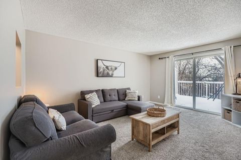 927 Pond View Court Vadnais Heights MN 55127