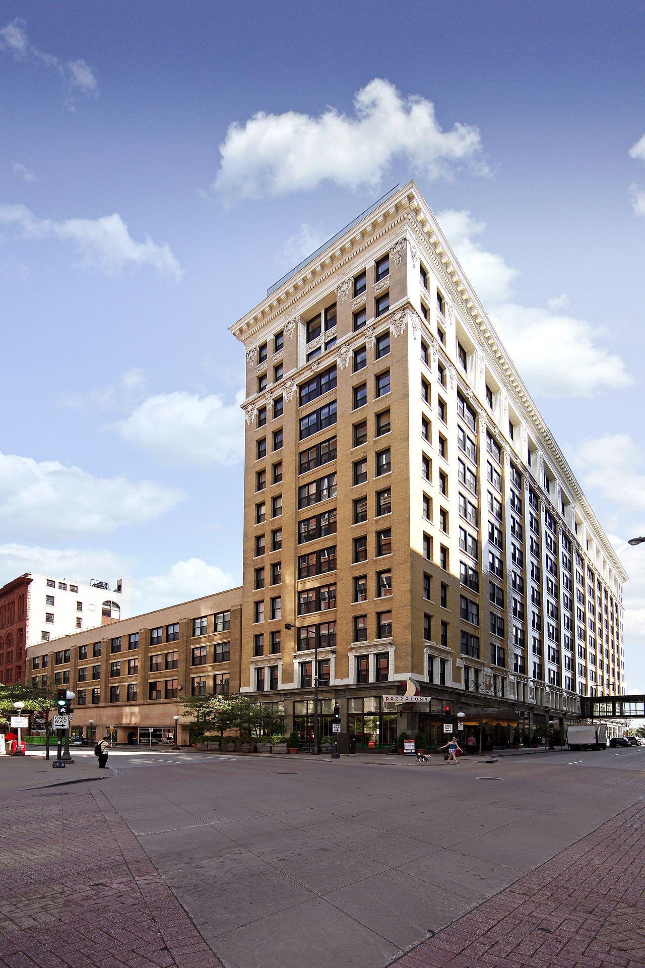350 Saint Peter Street 1009