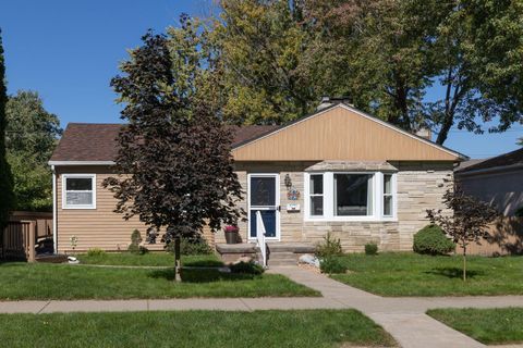 Photo of 2547 14th Avenue E, North Saint Paul, MN 55109 (MLS # 6795846)