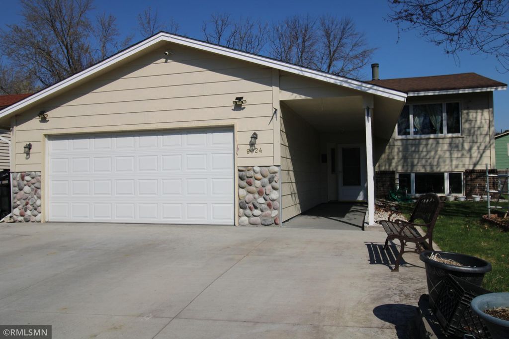 Photo of 8024 James Avenue N, Brooklyn Park, MN 55444 (MLS # 7060372)