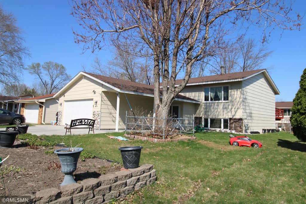 Photo of 8024 James Avenue N, Brooklyn Park, MN 55444 (MLS # 7060372)