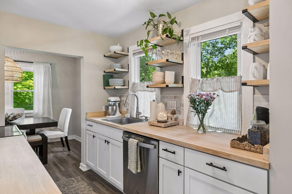 Photo of 3593 Crystal Place, Wayzata, MN 55391 (MLS # 7122947)