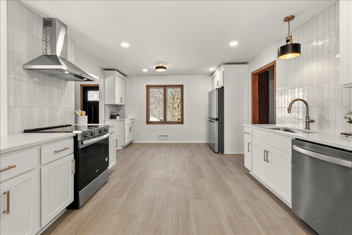 2640 Queensland Lane N