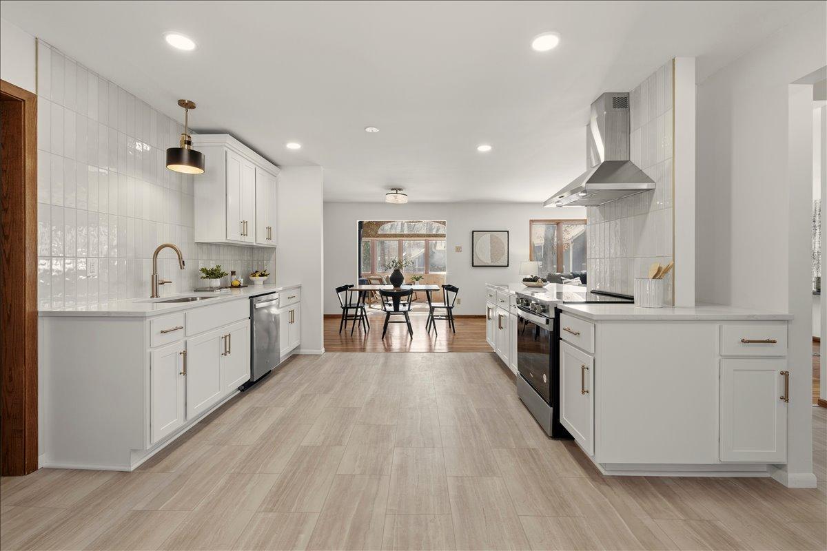 2640 Queensland Lane N