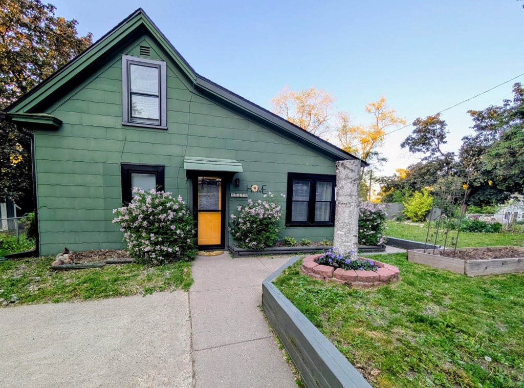Photo of 517 Sidney Street E, Saint Paul, MN 55107 (MLS # 7098097)