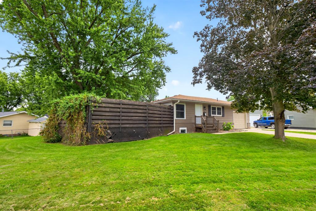 402 Sunset Court NE