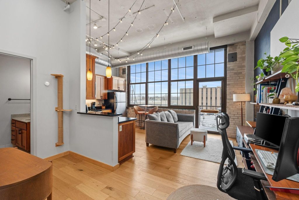 Photo of 1901 E Hennepin Avenue #306, Minneapolis, MN 55413 (MLS # 7041597)