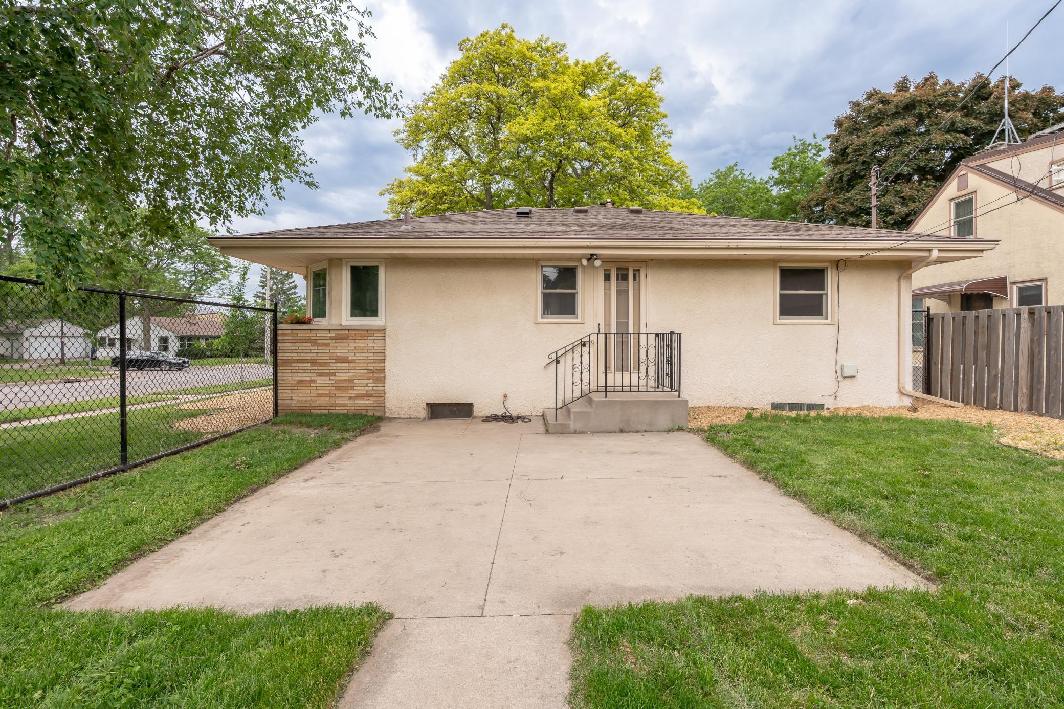 555 Arlington Avenue W