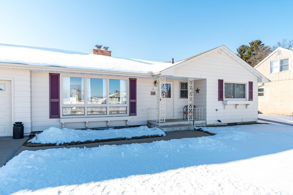 Photo of 109 Hill Street N, La Crescent, MN 55947 (MLS # 7027693)