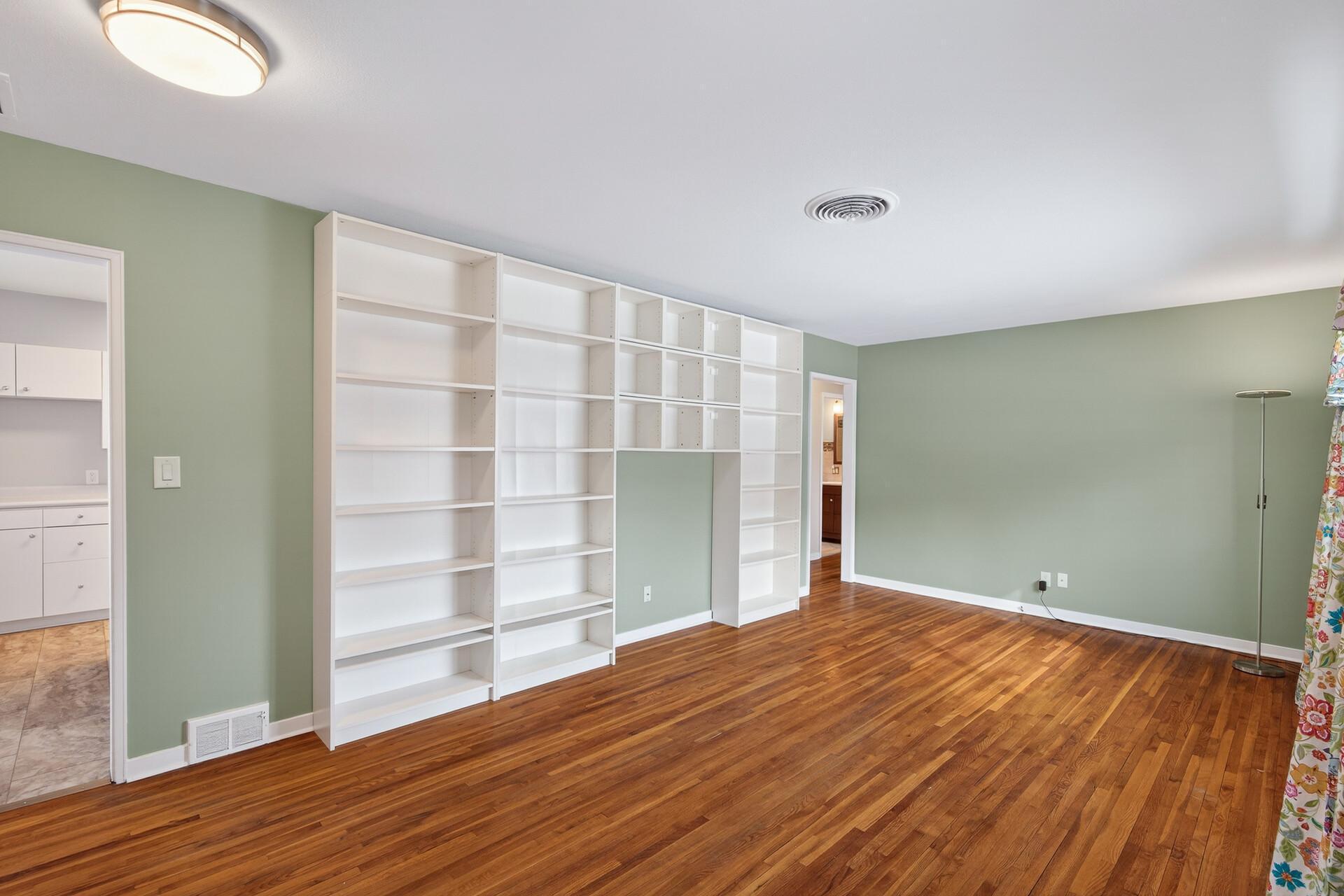 317 Snelling Avenue S