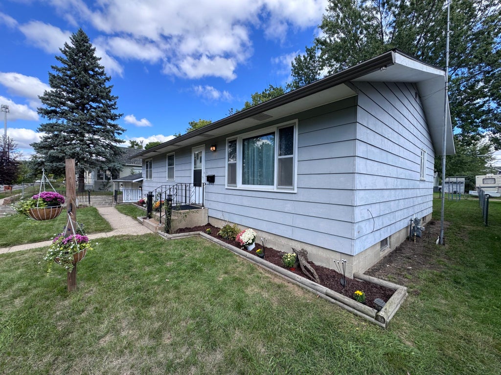 Photo of 424 24th Avenue N, Saint Cloud, MN 56303 (MLS # 7147581)