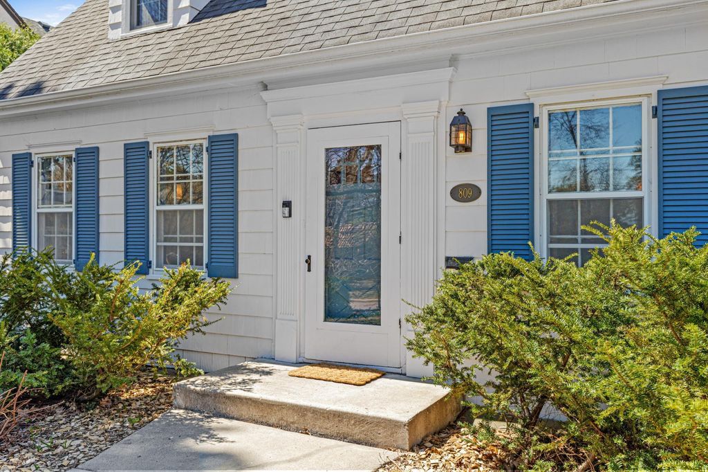 Photo of 809 Ridge Street, Saint Paul, MN 55116 (MLS # 7054852)