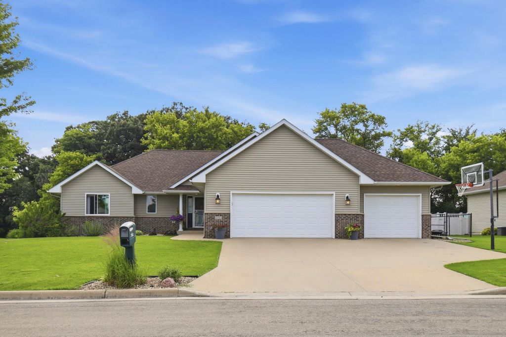 Photo of 1102 28th Street SW, Austin, MN 55912 (MLS # 7097588)