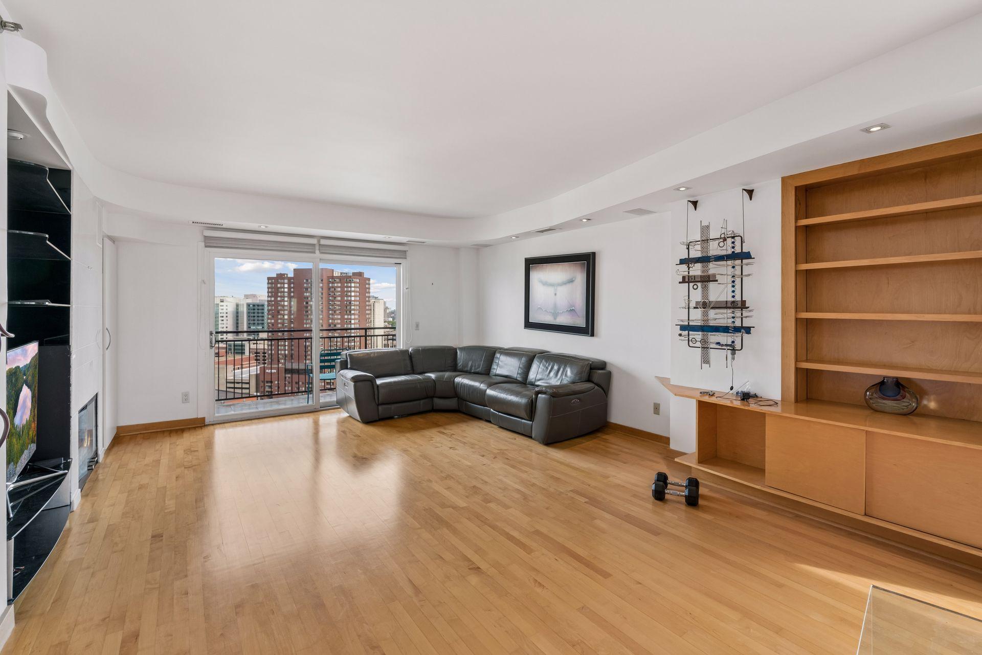 1225 Lasalle Avenue 2307