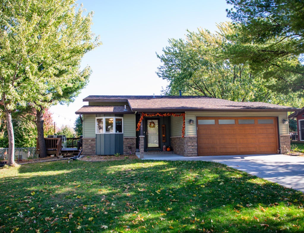 Photo of 1141 Hillcrest Drive, Woodbury, MN 55125 (MLS # 7161970)