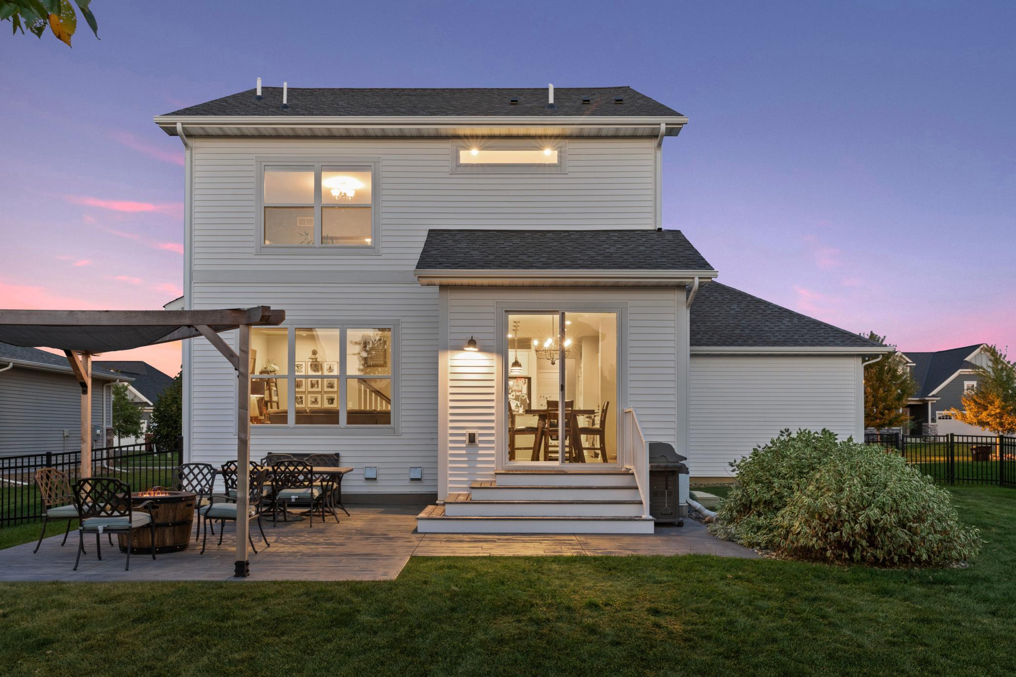828 June Avenue N