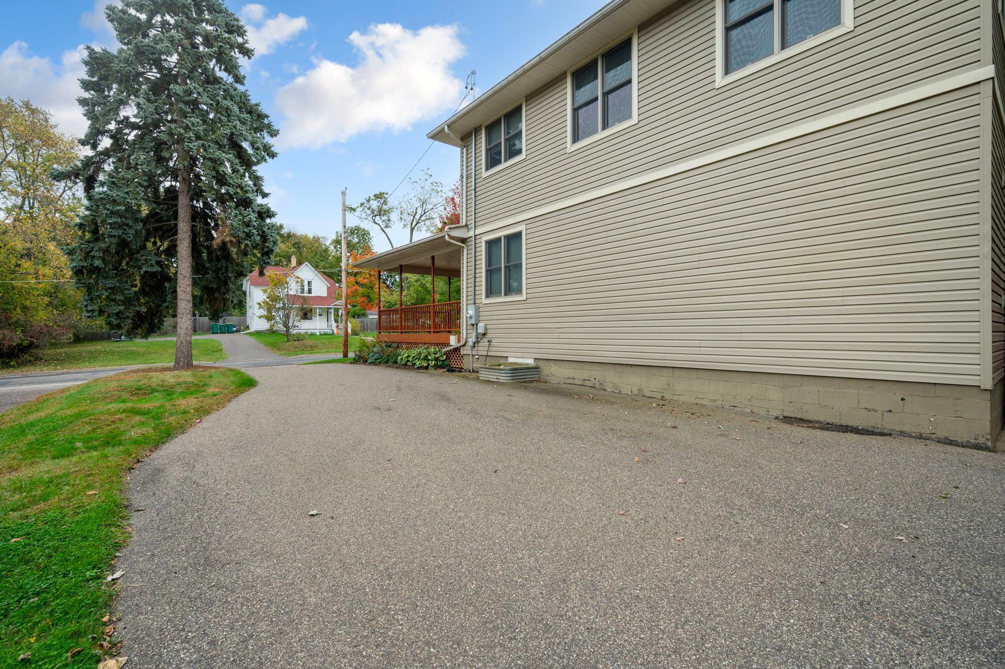 706 Holcombe Street S