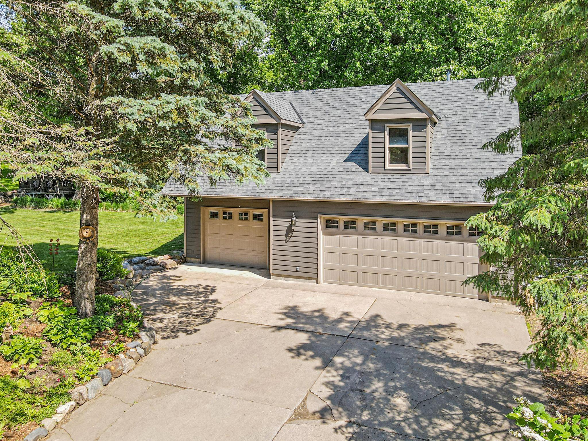 523 Roselawn Avenue W