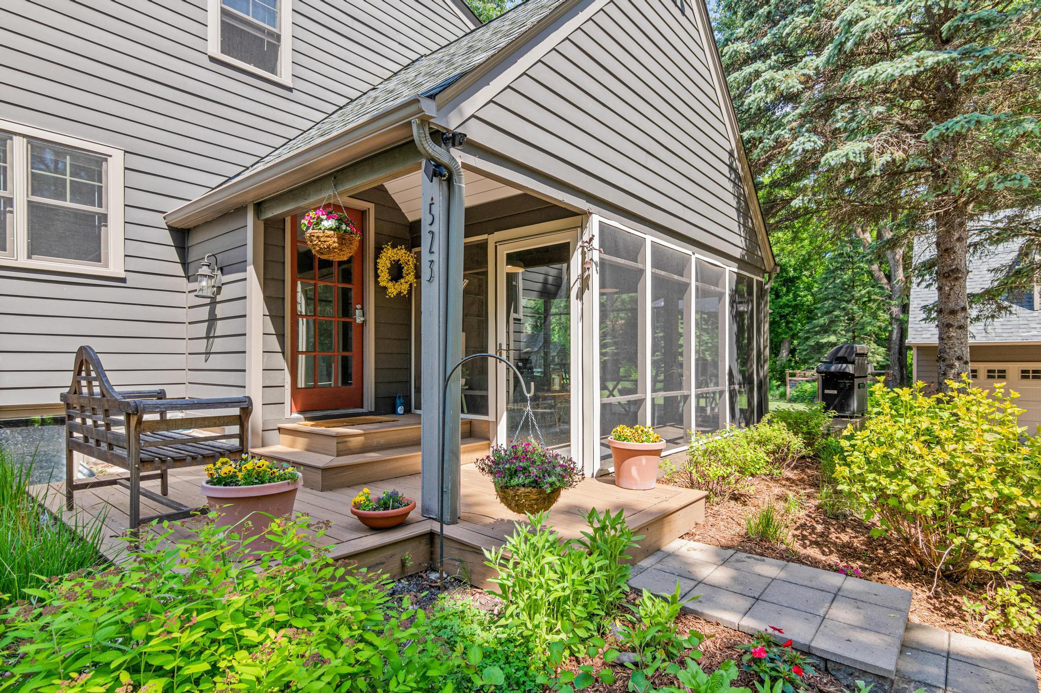523 Roselawn Avenue W