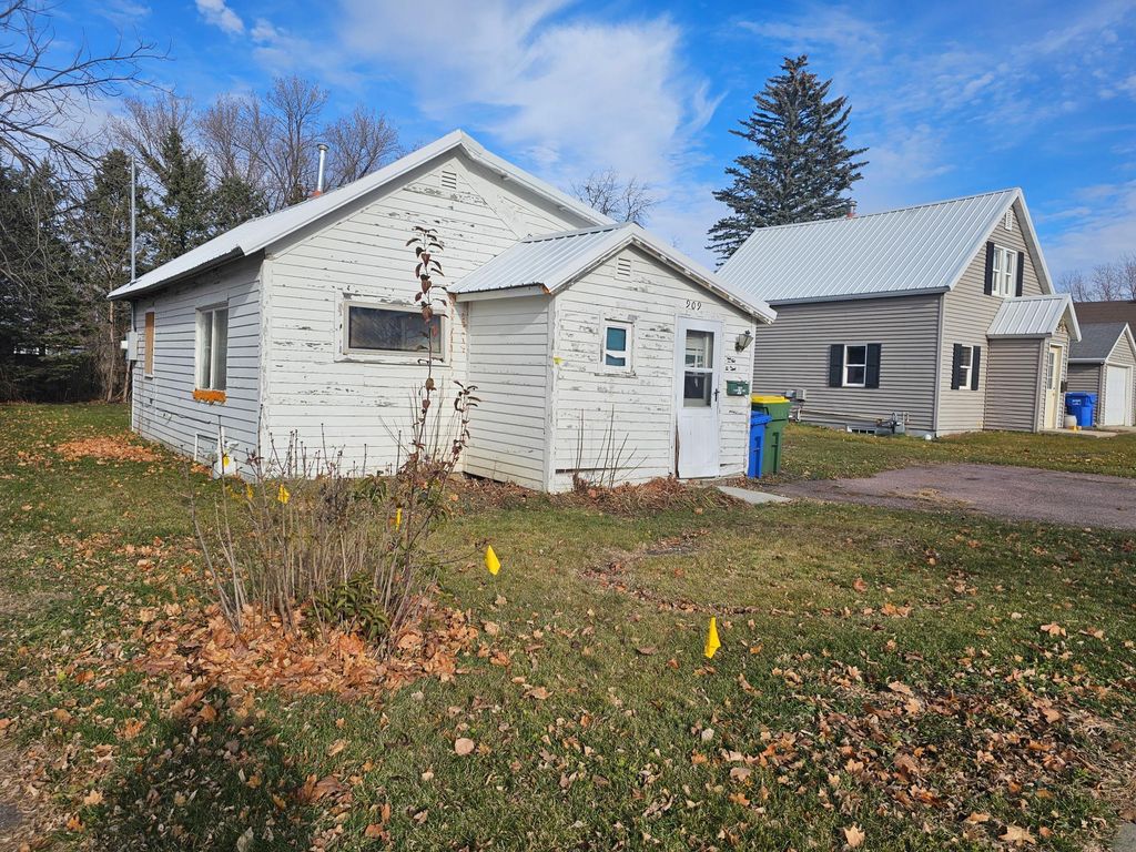 Photo of 909 W Main Street, Pipestone, MN 56164 (MLS # 6821492)