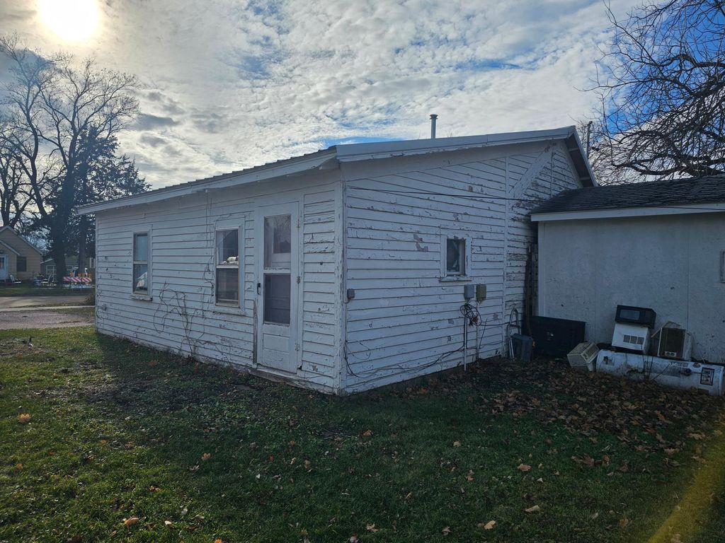 Photo of 909 W Main Street, Pipestone, MN 56164 (MLS # 6821492)
