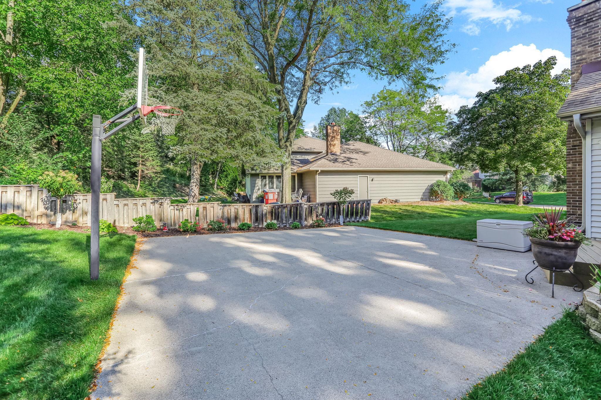 3415 Rosewood Lane N