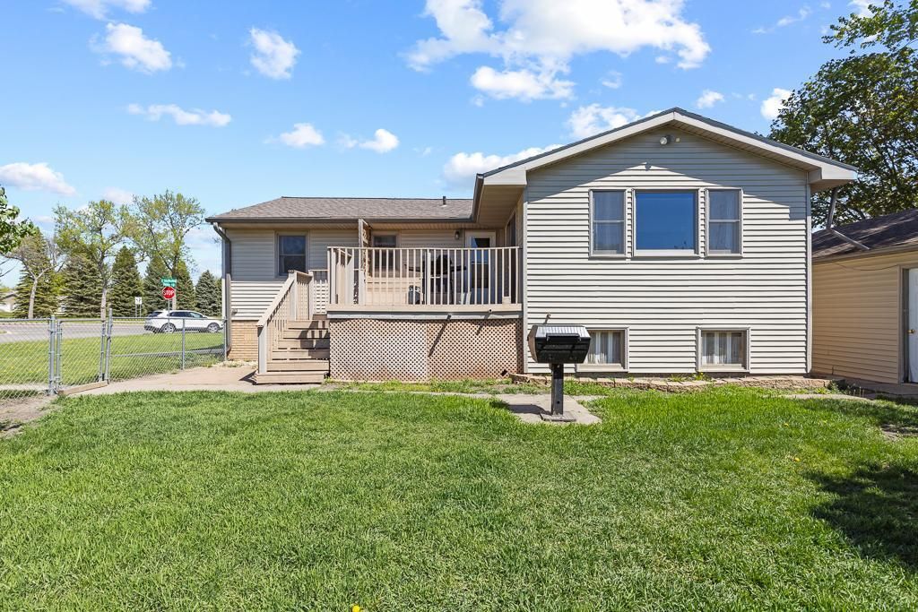 Photo of 400 E Southview Drive, Marshall, MN 56258 (MLS # 7074815)