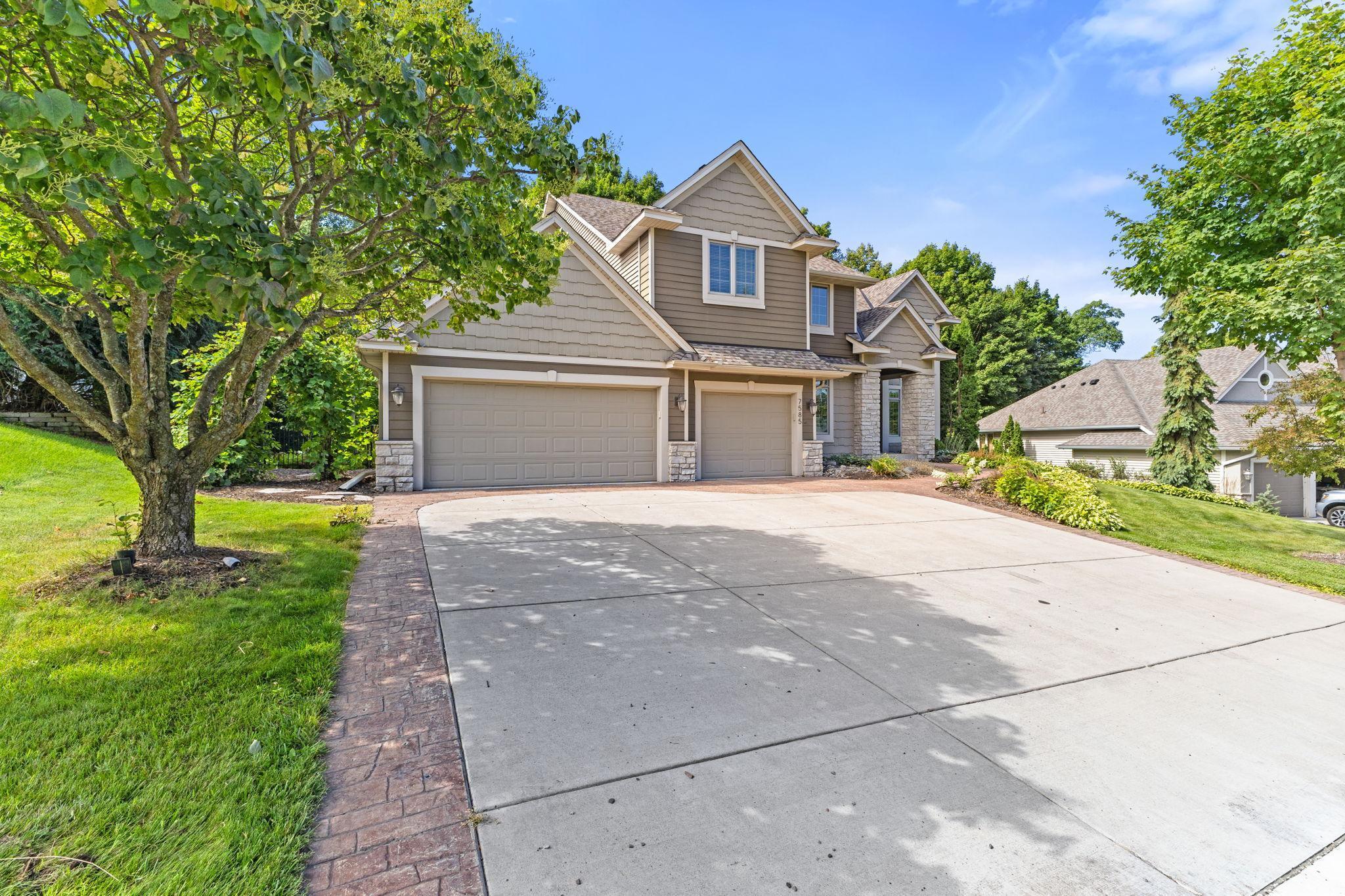 7585 Blackoaks Lane N